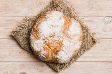 Peçetenin üstünde taze taze taze ekmek, üst manzara. Sağlıklı mayasız ekmek. Fransız ekmeği. Üst görünüm Fırın ürünleri.