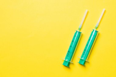 Renkli arka planda enjeksiyon için farklı şırıngaların üst görünümü. Kopya alanı ile tıbbi ekipman kavramı.