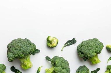 Beyaz arkaplanda izole edilmiş taze brokoli