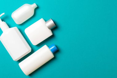 Renkli arkaplanda izole edilmiş Beyaz Kozmetik konteynırları seti, fotokopi alanı ile üst görünüm. Senin için bir grup plastik kaplar ve boş bir yer tasarladın..