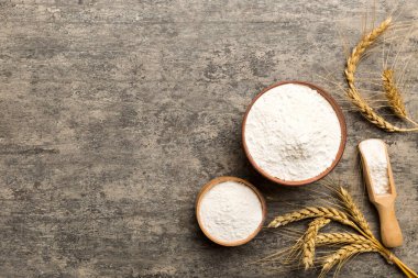 Tahta kasede buğday unu ve renkli arka planda buğday dikenleri. dünya buğday krizi.