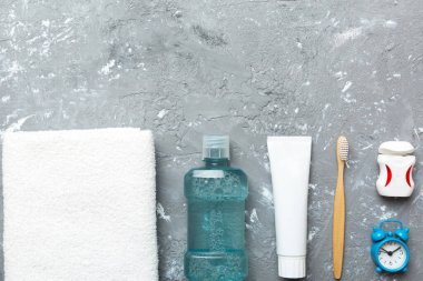 Ağız gargarası ve diğer ağız temizliği ürünleri renkli masa üstünde fotokopi alanı olan ürünler. Düz yatıyordu. Diş hijyeni. Sözlü bakım ürünleri ve hafif arkaplan üzerine yazı için alan. konsept.