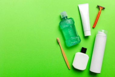 Masada banyo kozmetik ürünleri olan bir kompozisyon. jilet, diş macunu, sabun, jel, diş fırçası, gargara ve diğer çeşitli aksesuarlar. Cilt sağlığı için kozmetik. Logonuz için Bath Mockup.