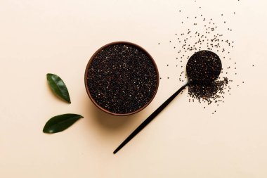 Kase içinde kinoa tohumu ve renkli arka planda kaşık. Küçük kasede sağlıklı kinwa. Sağlıklı süper yiyecekler.