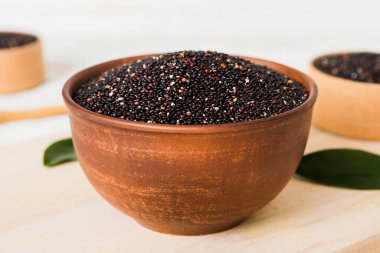 Renkli arkaplanda kinoa tohumları var. Küçük kasede sağlıklı kinwa. Sağlıklı süper yiyecekler.