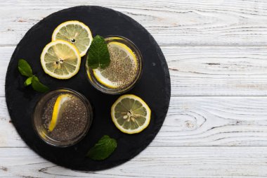 Sağlıklı kahvaltı ya da sabah Chia tohumlu limon ve nane arkaplanda, vejetaryen yiyecekler, diyet ve sağlık konsepti. Limonlu ve naneli Chia pudingi..