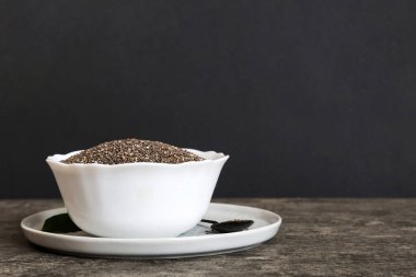 Kavanozda Chia tohumu ve renkli arka planda kaşık. Sağlıklı Salvia Hispanikleri küçük kasede. Sağlıklı süper yiyecekler.