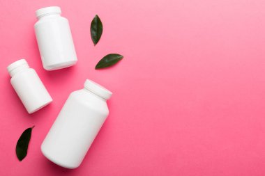 İlaçlar, ilaç şişesi, sağlık ve tıbbi destek. Vitamin hapları. Yeşil yapraklı vitaminler, doğal organik biyo takviyeler, fotokopi alanı..