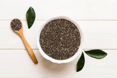 Kavanozda Chia tohumu ve renkli arka planda kaşık. Sağlıklı Salvia Hispanikleri küçük kasede. Sağlıklı süper yiyecekler.