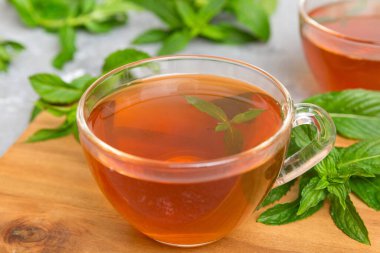 Arka planda bir fincan nane çayı. Fotokopi alanı ile taze nane görünümlü yeşil çay.