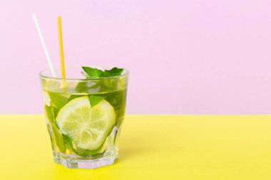 Mojito yaz serinletici buzlu ve naneli kokteyl. Limonlu, limonlu ve naneli mojito kokteyli..