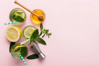 Caipirinha, Mojito kokteyli, limonlu votka veya soda, masa arkasında nane ve saman. Naneli, limonlu, cam manzaralı, ferahlatıcı bir içecek..