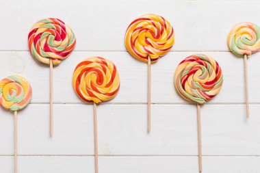 Renkli arka planda renkli lolipoplar. Yaz kavramı. Parti Mutlu Yıllar ya da Minimalist Kavram.