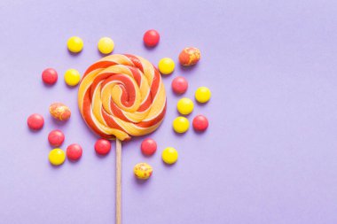 Renkli arka planda renkli lolipoplar. Yaz kavramı. Parti Mutlu Yıllar ya da Minimalist Kavram.