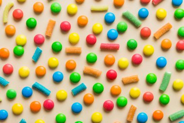 Arka plan görünümü olarak renkli şekerler. Şekerle kusursuz desen. Bir sürü tatlı şeker yakın plan.