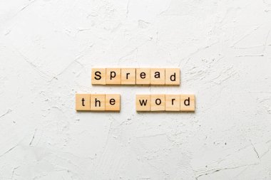 Tahta blokta yazan kelimeyi yay. Sözcük metnini masaya yay, konsept.