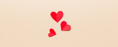 Kırmızı kalplerle sevgililer günü arkaplanı, kopyalama alanı ile üstten görünüm.