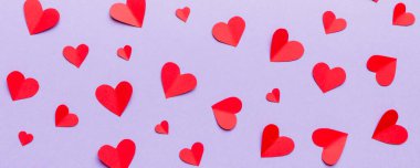 Kırmızı kalplerle sevgililer günü arkaplanı, kopyalama alanı ile üstten görünüm.