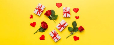 Güzel kırmızı kurdeleli Kraft hediye kutusu ve gül, Sevgililer Günü konsepti, yıldönümü, anneler günü ve doğum günü tebriği, fotokopi alanı, üst manzara.