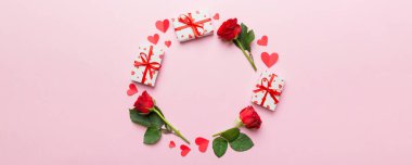 Renkli arka planda gülden yapılmış bir kalp, kalp ve boş tebrik kartı modeli. Top view, flat lay, copy space Holiday, Anneler Günü, doğum günü konsepti.