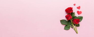 Masada gül çiçeği ve kırmızı kalple Sevgililer Günü kompozisyonu. Üst görünüm, düz görünüm, kopyalama alanı Tatil kavramı.