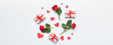 Güzel kırmızı kurdeleli Kraft hediye kutusu ve gül, Sevgililer Günü konsepti, yıldönümü, anneler günü ve doğum günü tebriği, fotokopi alanı, üst manzara.