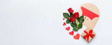 Zarflı sevgililer günü kompozisyonu, gül çiçeği ve kırmızı kalp masada. Üst görünüm, düz görünüm, kopyalama alanı Tatil kavramı.