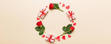 Renkli arka planda gülden yapılmış bir kalp, kalp ve boş tebrik kartı modeli. Top view, flat lay, copy space Holiday, Anneler Günü, doğum günü konsepti.