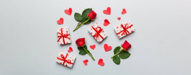 Güzel kırmızı kurdeleli Kraft hediye kutusu ve gül, Sevgililer Günü konsepti, yıldönümü, anneler günü ve doğum günü tebriği, fotokopi alanı, üst manzara.