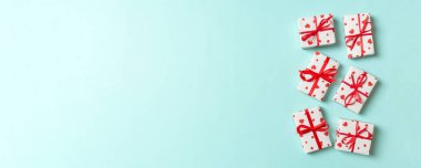 Kırmızı kalpli hediye kutularından yapılmış üst görünüm renkli sevgililer günü arkaplanı. Kopya alanlı Sevgililer Günü konsepti.