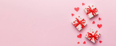 Sevgililer Günü kompozisyonu: Yay ve kalple kırmızı hediye kutusu. Noel hediyesi. Yukarıdan bak. Mesaj için yer var. Holday tebrik kartı.