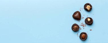 Renkli masa üzerinde farklı çikolata çeşitleri var. Kopya alanı ile Üst Görünüm ve Düz Yatay.