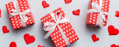 Sevgililer Günü kompozisyonu: Kırmızı hediye kutusu ve kalp. Noel hediyesi. Yukarıdan bak. Holday tebrik kartı.