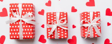 Sevgililer Günü kompozisyonu: Kırmızı hediye kutusu ve kalp. Noel hediyesi. Yukarıdan bak. Holday tebrik kartı.