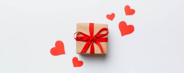 Sevgililer Günü kompozisyonu: Kırmızı hediye kutusu ve kalp. Noel hediyesi. Yukarıdan bak. Holday tebrik kartı.