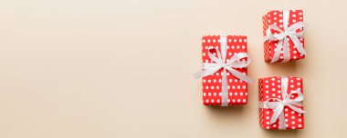 Sevgililer Günü kompozisyonu: Yay ve kalple kırmızı hediye kutusu. Noel hediyesi. Yukarıdan bak. Mesaj için yer var. Holday tebrik kartı.