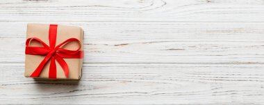 Sevgililer Günü kompozisyonu: Yay ve kalple kırmızı hediye kutusu. Noel hediyesi. Yukarıdan bak. Mesaj için yer var. Holday tebrik kartı.