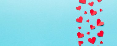 Kırmızı kalplerle sevgililer günü arkaplanı, kopyalama alanı ile üstten görünüm.