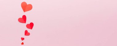 Kırmızı kalplerle sevgililer günü arkaplanı, kopyalama alanı ile üstten görünüm.