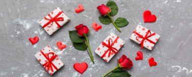 Güzel kırmızı kurdeleli Kraft hediye kutusu ve gül, Sevgililer Günü konsepti, yıldönümü, anneler günü ve doğum günü tebriği, fotokopi alanı, üst manzara.