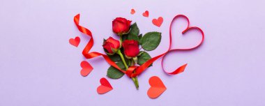 Masada gül çiçeği ve kırmızı kalple Sevgililer Günü kompozisyonu. Üst görünüm, düz görünüm, kopyalama alanı Tatil kavramı.