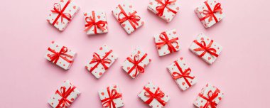 Sevgililer Günü kompozisyonu: Kırmızı hediye kutusu ve kalp. Noel hediyesi. Yukarıdan bak. Holday tebrik kartı.