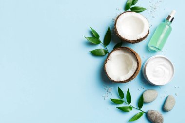 Hindistan cevizi yağı dolu kavanozlar ve renkli arka planda kozmetik kremi. Üst Manzara. Metnin için boş yer. Doğal spa Hindistan cevizi kozmetik ve organik tedavi konsepti Hindistan cevizi spa bileşimi.