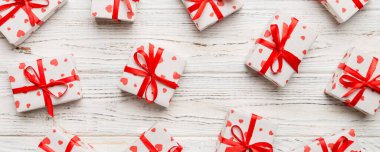 Sevgililer Günü kompozisyonu: Kırmızı hediye kutusu ve kalp. Noel hediyesi. Yukarıdan bak. Holday tebrik kartı.