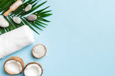 Hindistan cevizi yağı dolu kavanozlar ve renkli arka planda kozmetik kremi. Üst Manzara. Metnin için boş yer. Doğal spa Hindistan cevizi kozmetik ve organik tedavi konsepti Hindistan cevizi spa bileşimi.