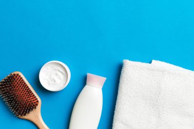 Saç bakımı, krem ve havlu için renkli bir arka plan görüntüsü. düz yat.
