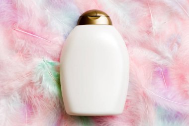 Spa kozmetik ürünleri, krem şişeleri, markalaşma modelleri, tüylü üst manzara. Düz yatıyordu.