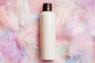 Spa kozmetik ürünleri, krem şişeleri, markalaşma modelleri, tüylü üst manzara. Düz yatıyordu.