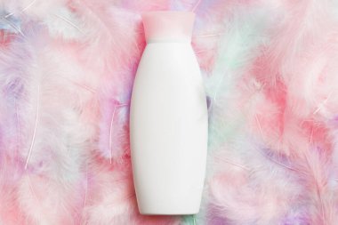 Spa kozmetik ürünleri, krem şişeleri, markalaşma modelleri, tüylü üst manzara. Düz yatıyordu.