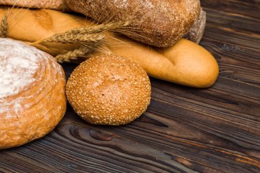 Ev yapımı doğal ekmek. Arkaplan olarak taze ekmeğin farklı türleri, kopya alanı ile perspektif.